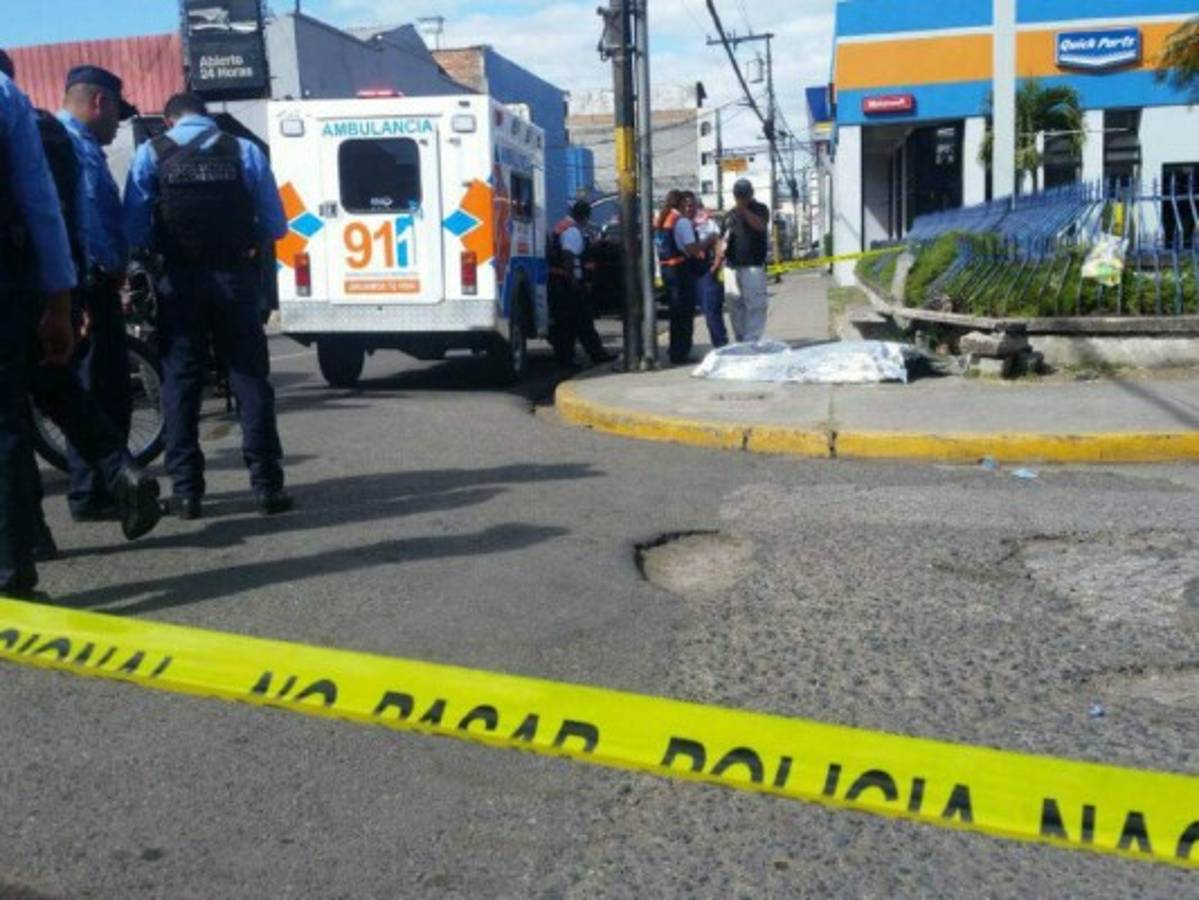 Maestro muere de supuesto paro cardíaco luego de hacer un reclamo en oficinas del SANAA