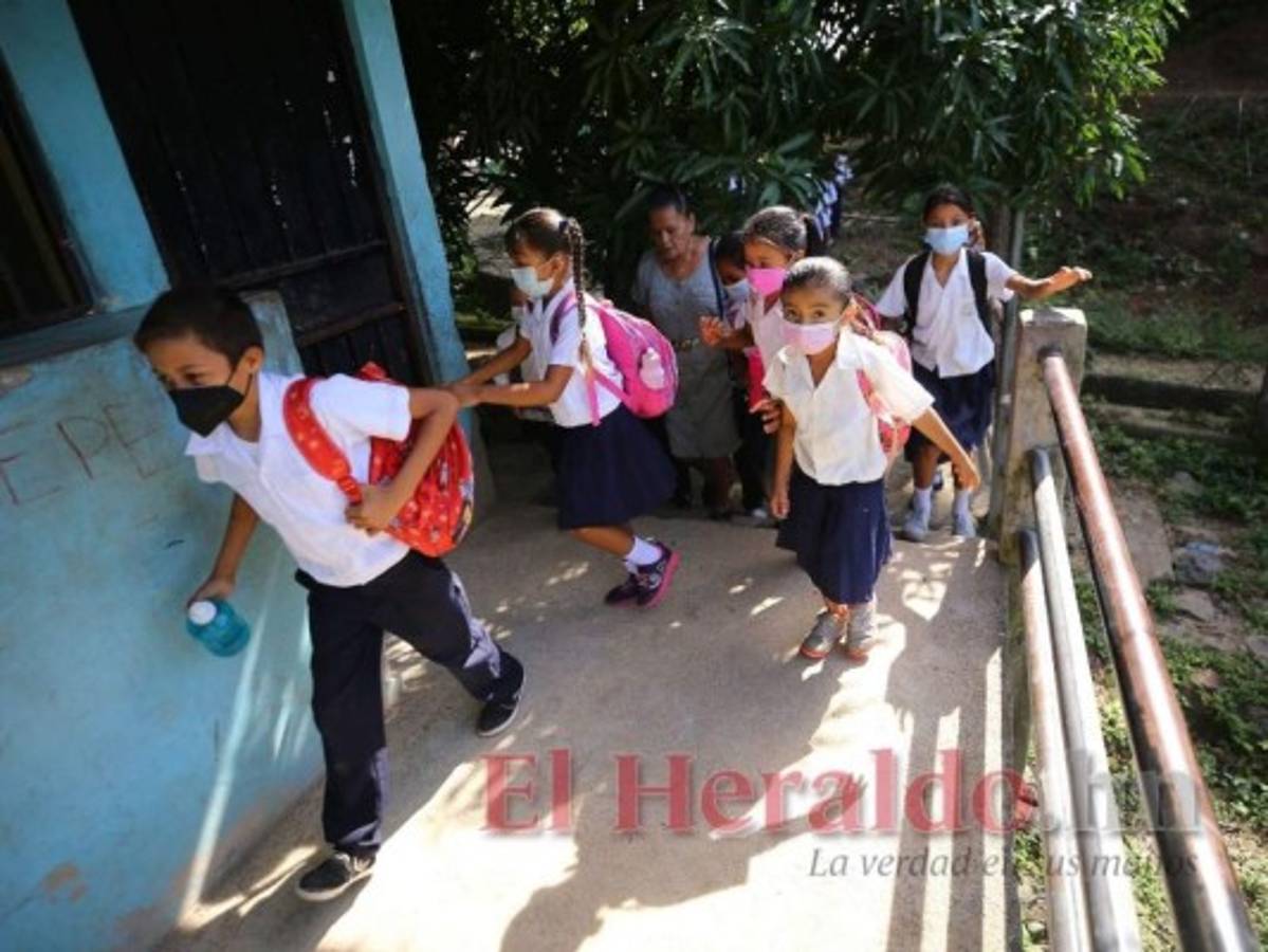 Estudiantes que retornen a clases semipresenciales serán vacunados contra covid-19