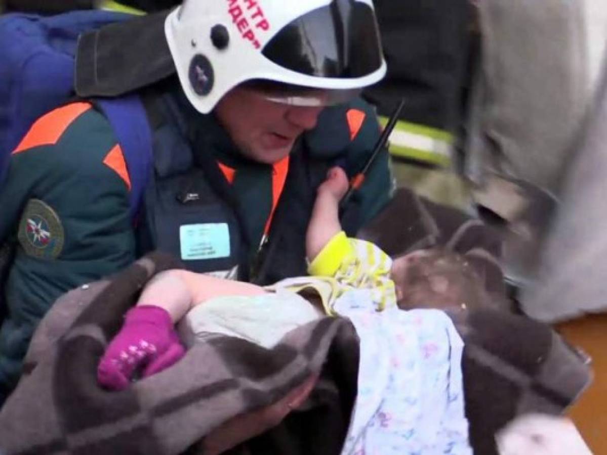 Rescatan a un bebé de edificio destruido por explosión de gas en Rusia