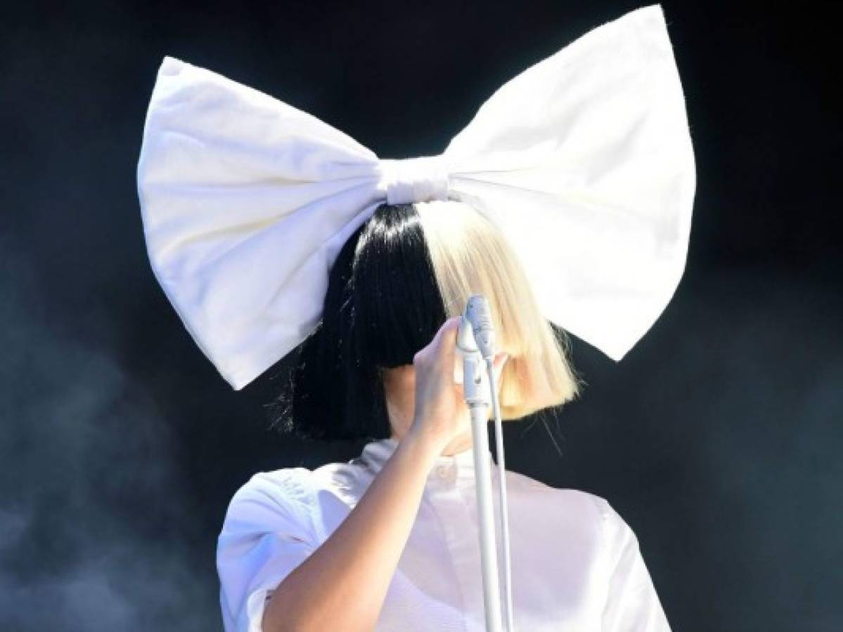 ¿Cómo luce la cantante Sia sin su peculiar peluca?