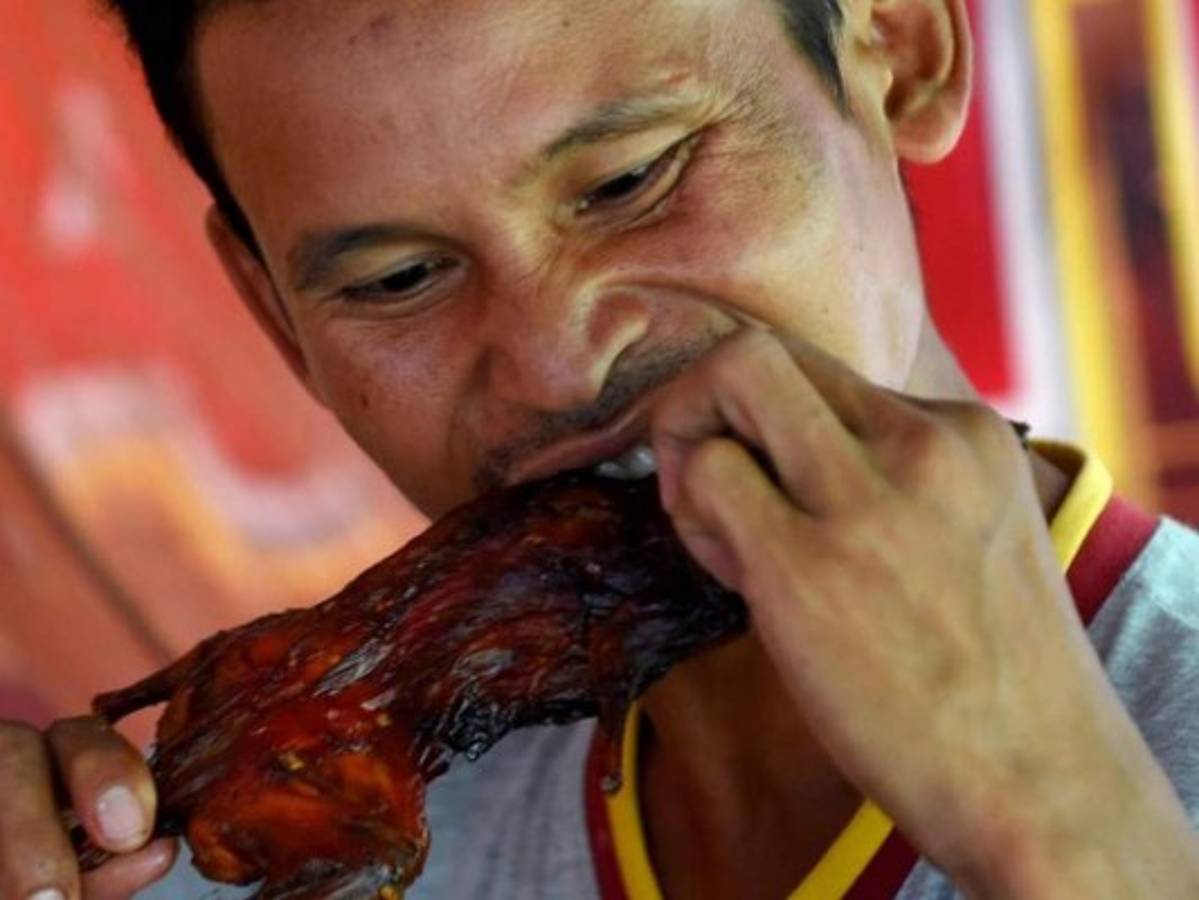 n el mismo puesto hay una especie de criadero en el cual las ratas crecen y se alimentan hasta que son convertidas en alimento. Foto AFP