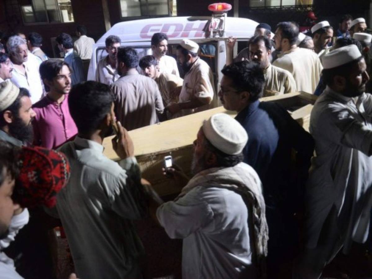 Al menos 12 muertos en atentado suicida durante un mitin electoral en Pakistán