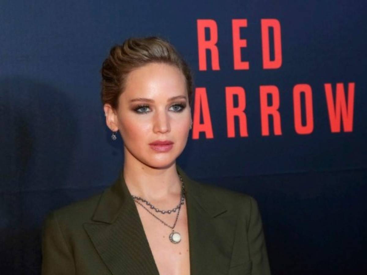 Jennifer Lawrence sorprende con sensual y atrevido escote en Londres