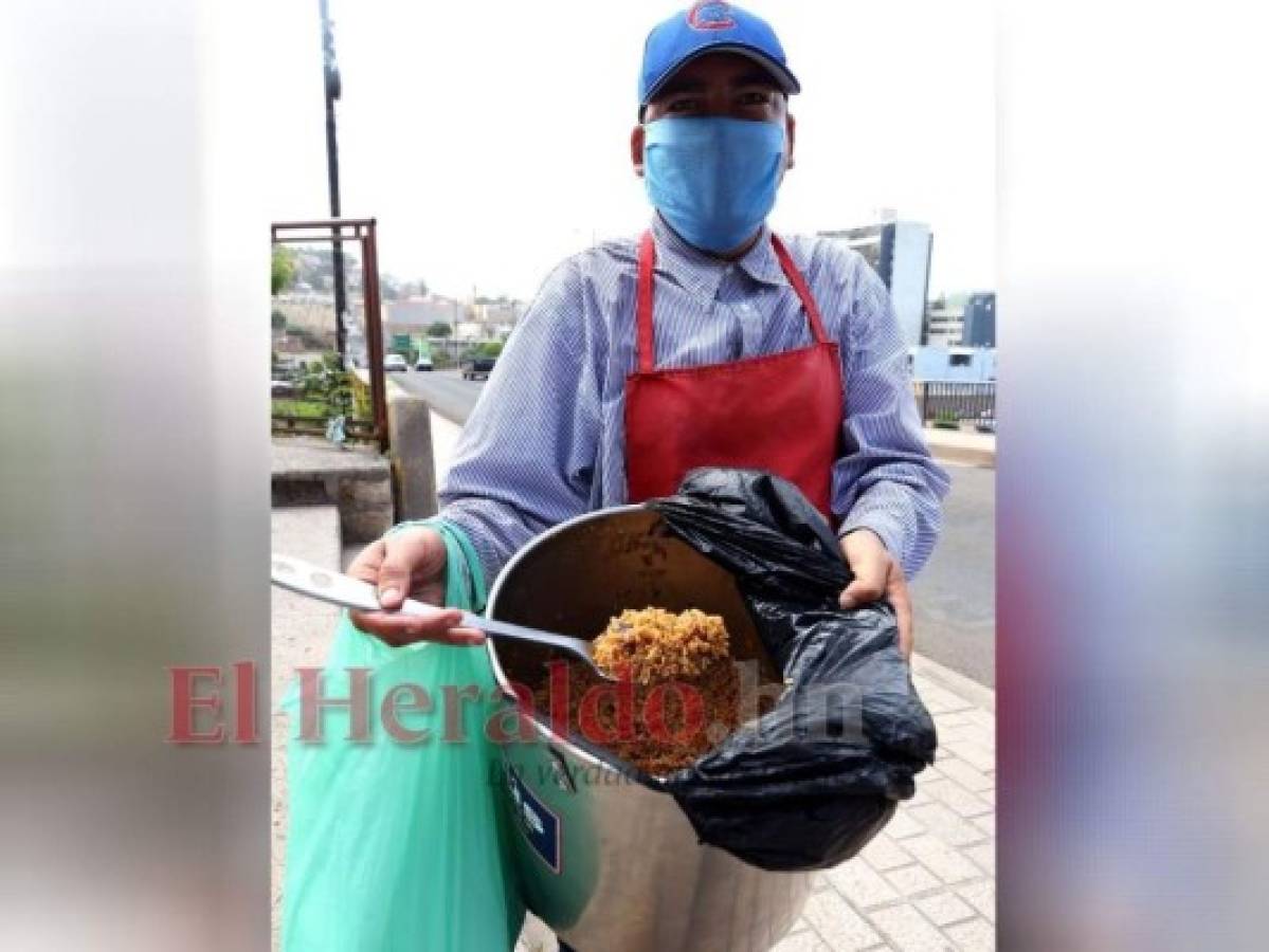 Erick vende arroz chino por toda la capital durante la emergencia. Foto: Johny Magallanes/ EL HERALDO