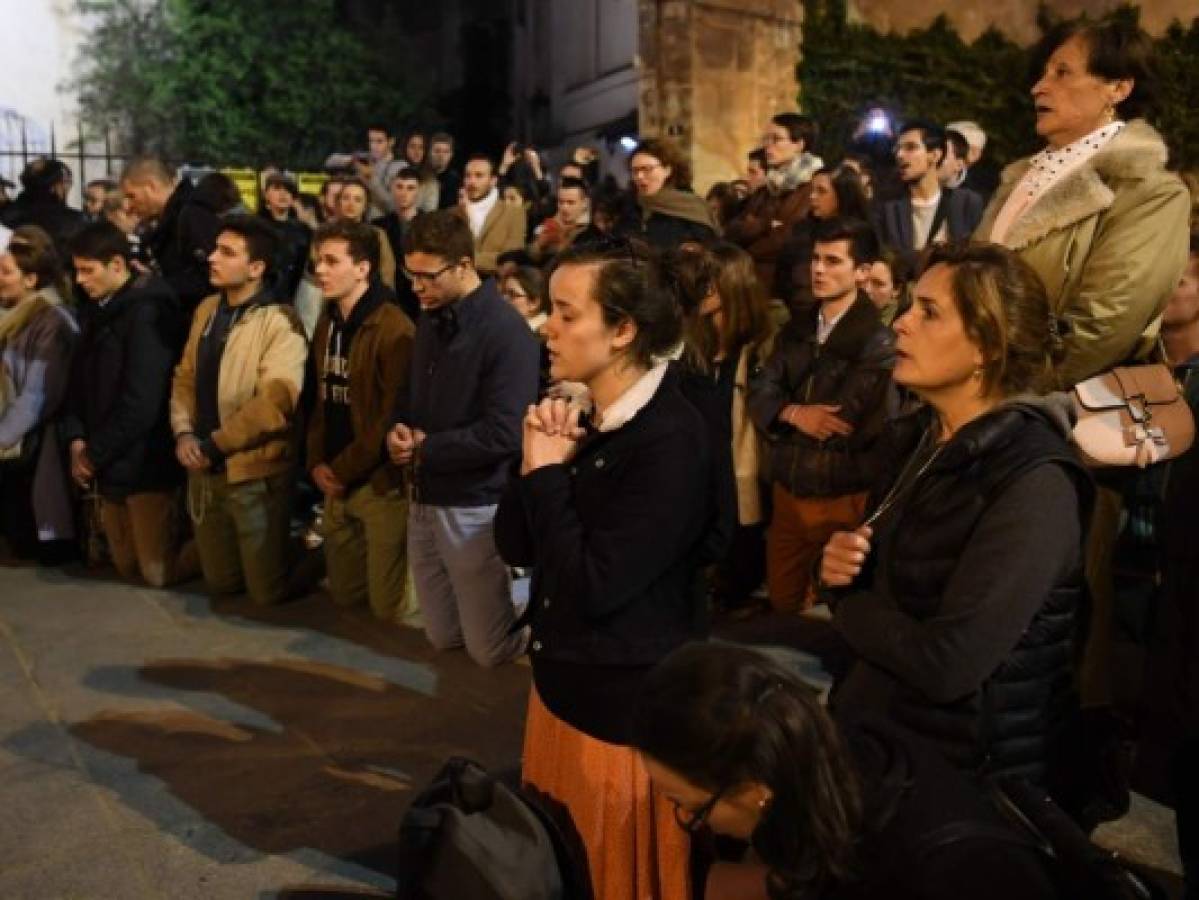 'París está desfigurada': lágrimas y conmoción por el incendio en Notre Dame