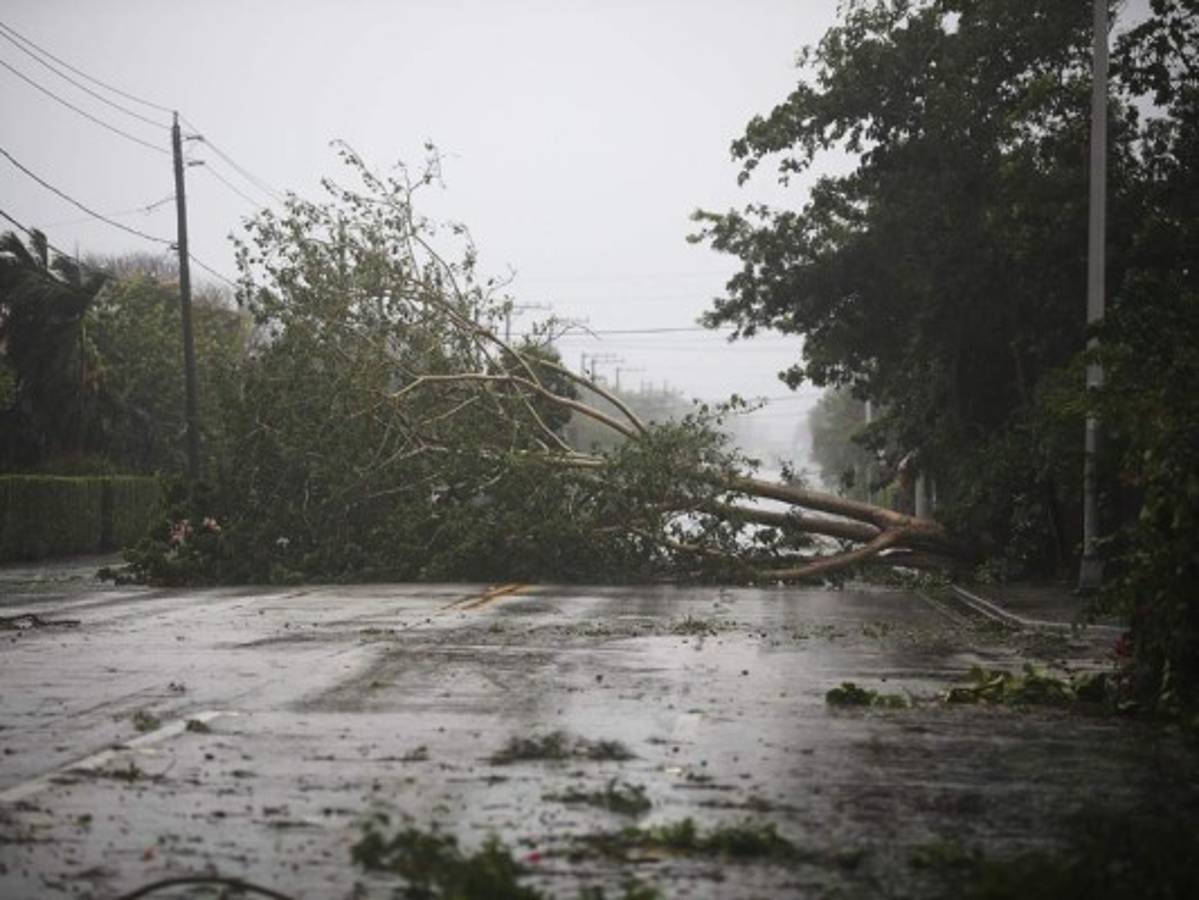 El fortalecido huracán Irma impacta en Cayos de Florida