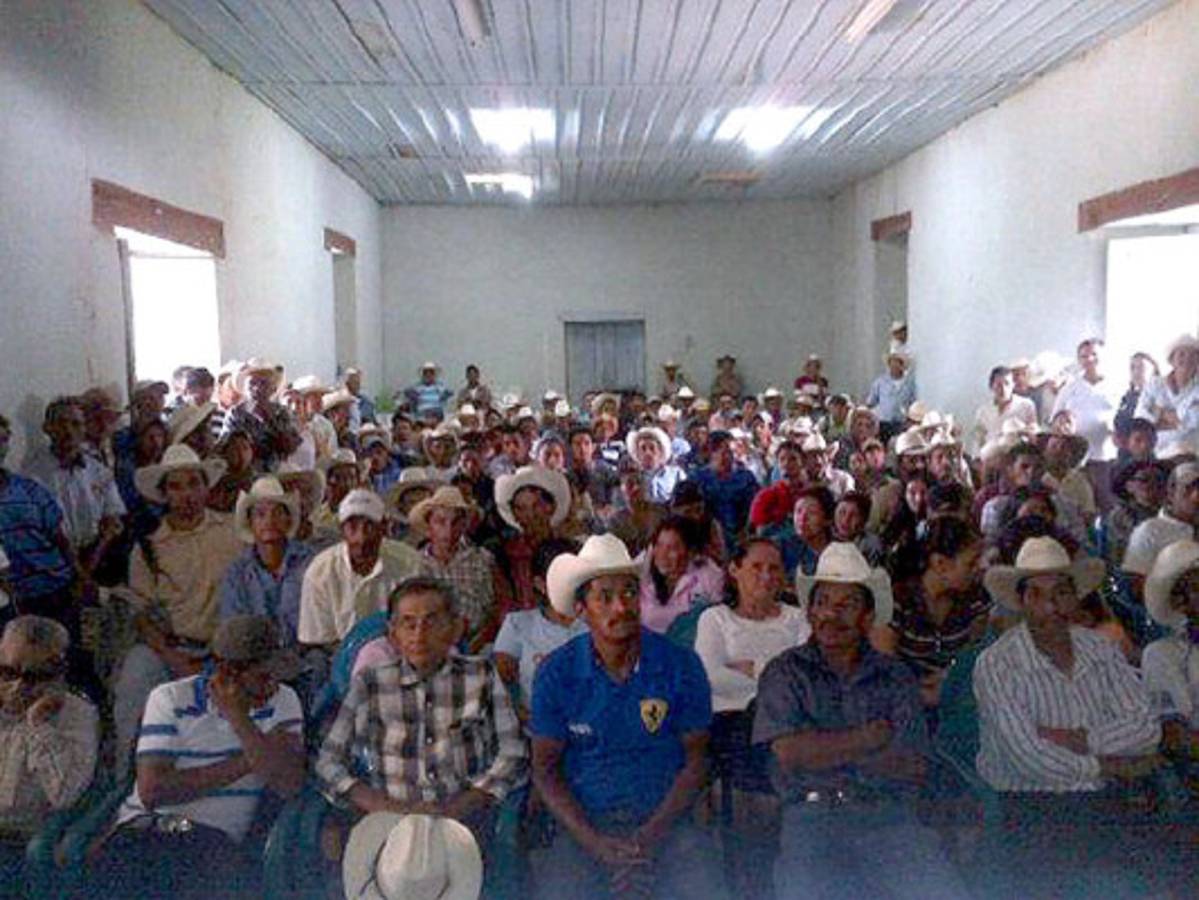 Con canastas y flores, políticos buscan favor de madres hondureñas