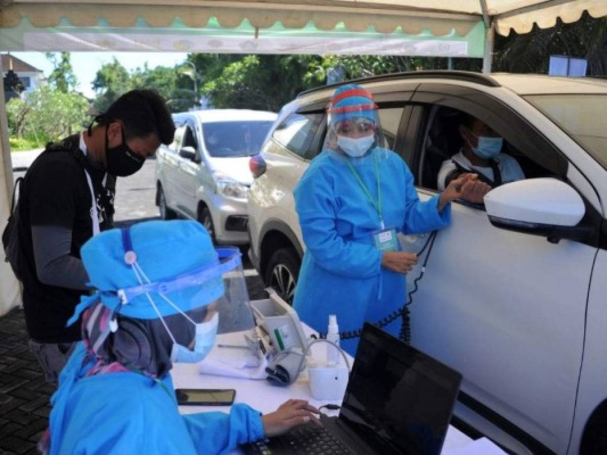 Bali vacuna a sus habitantes contra la covid-19 desde la comodidad de sus vehículos