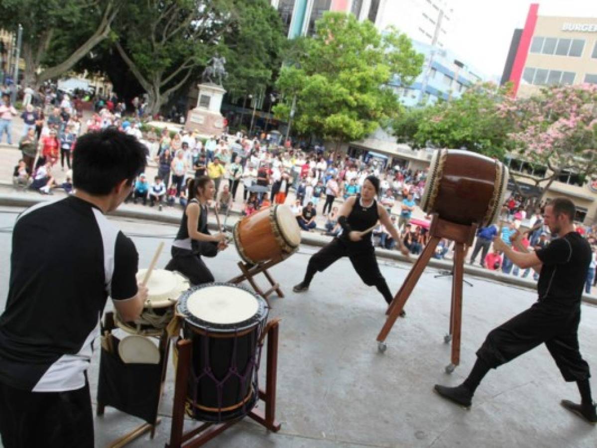 Concierto de tambores en el centro histórico de Tegucigalpa