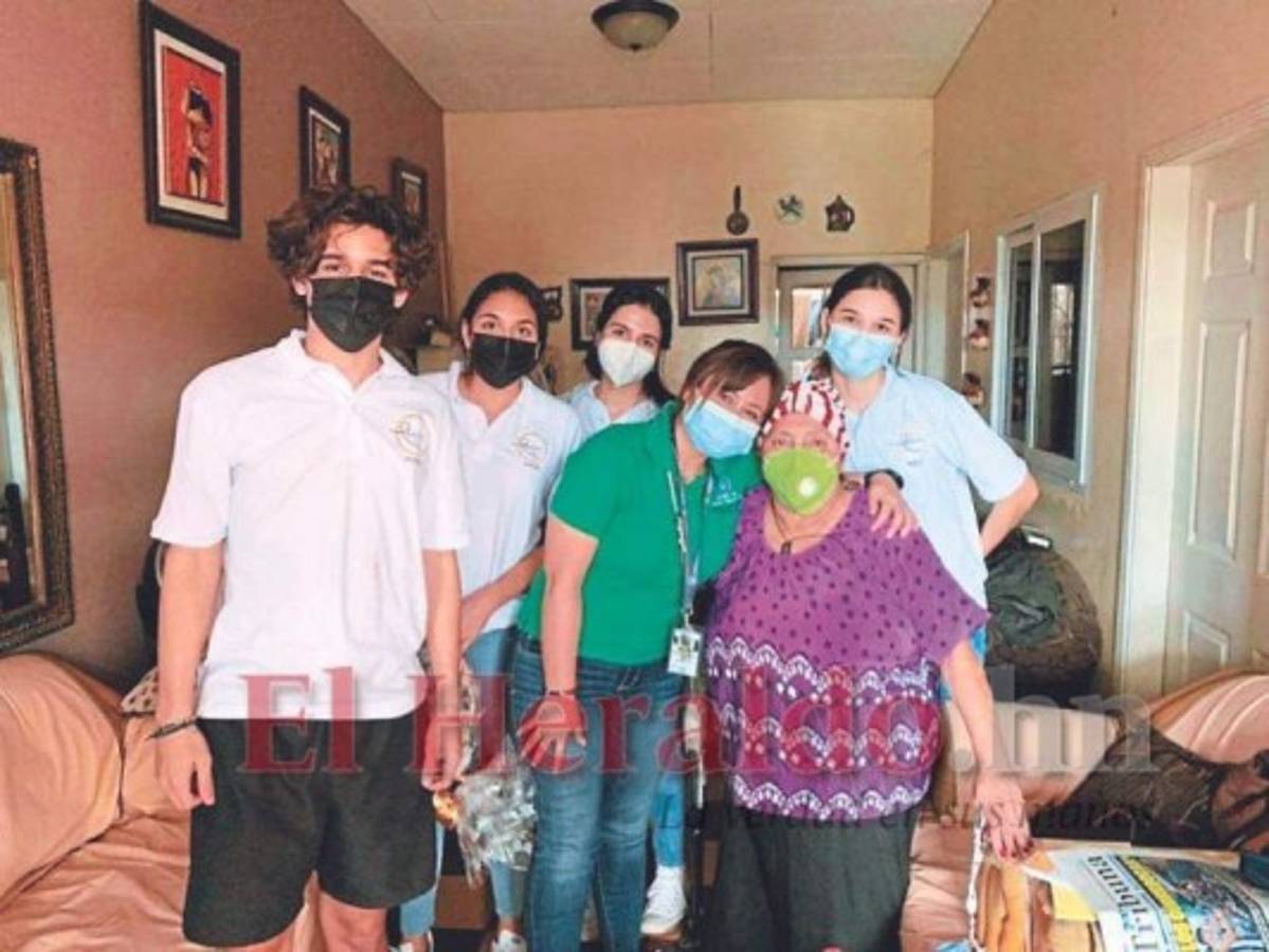 Jóvenes voluntarios también se involucran en las visitas.