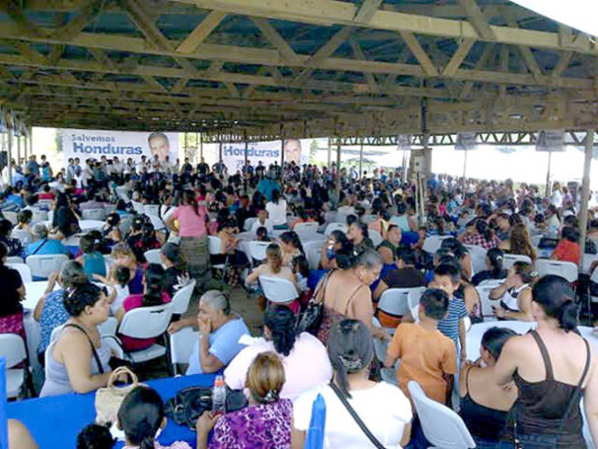 Con canastas y flores, políticos buscan favor de madres hondureñas