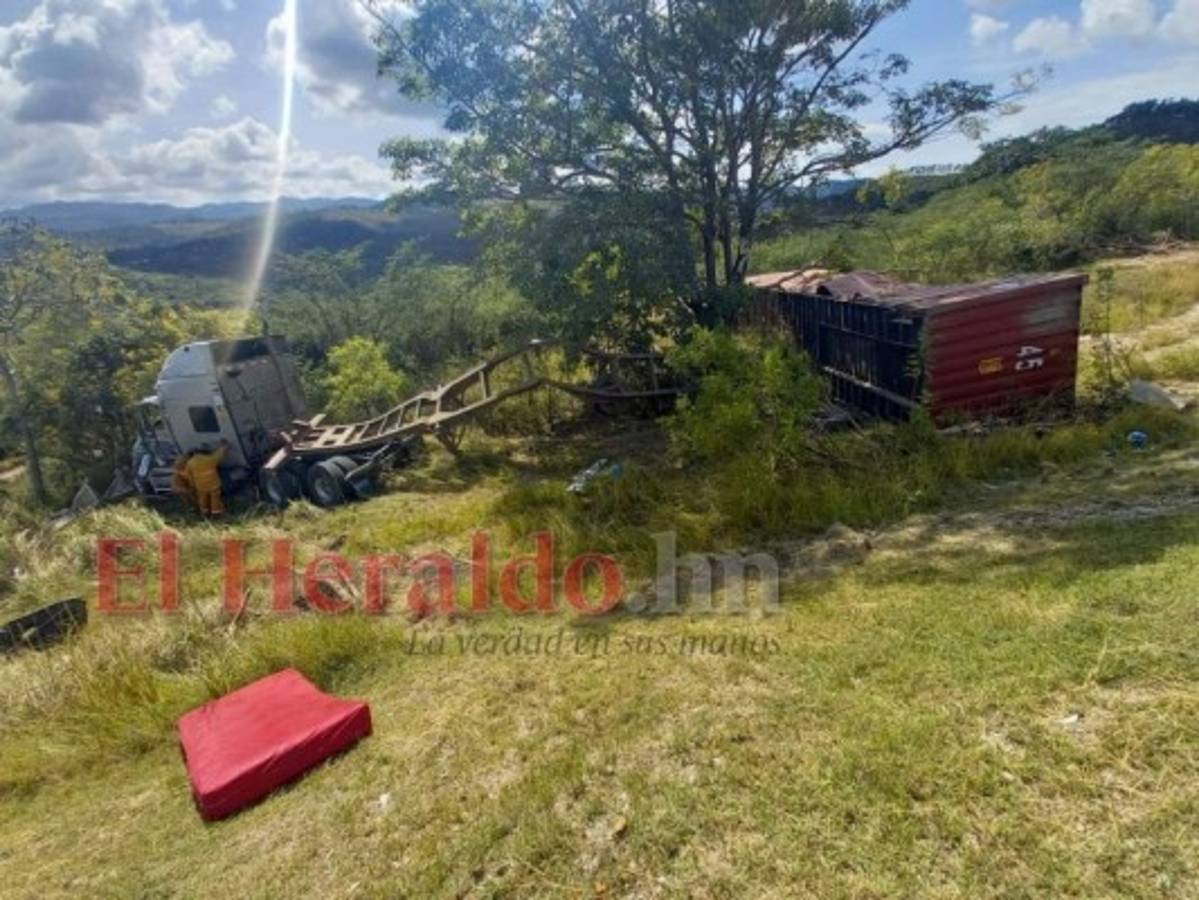 De milagro se salva conductor tras despistar su rastra en la CA-5