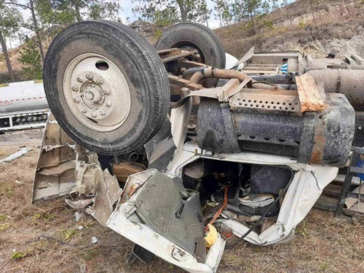 Dos heridos tras aparatoso accidente de rastra en carretera a Olancho