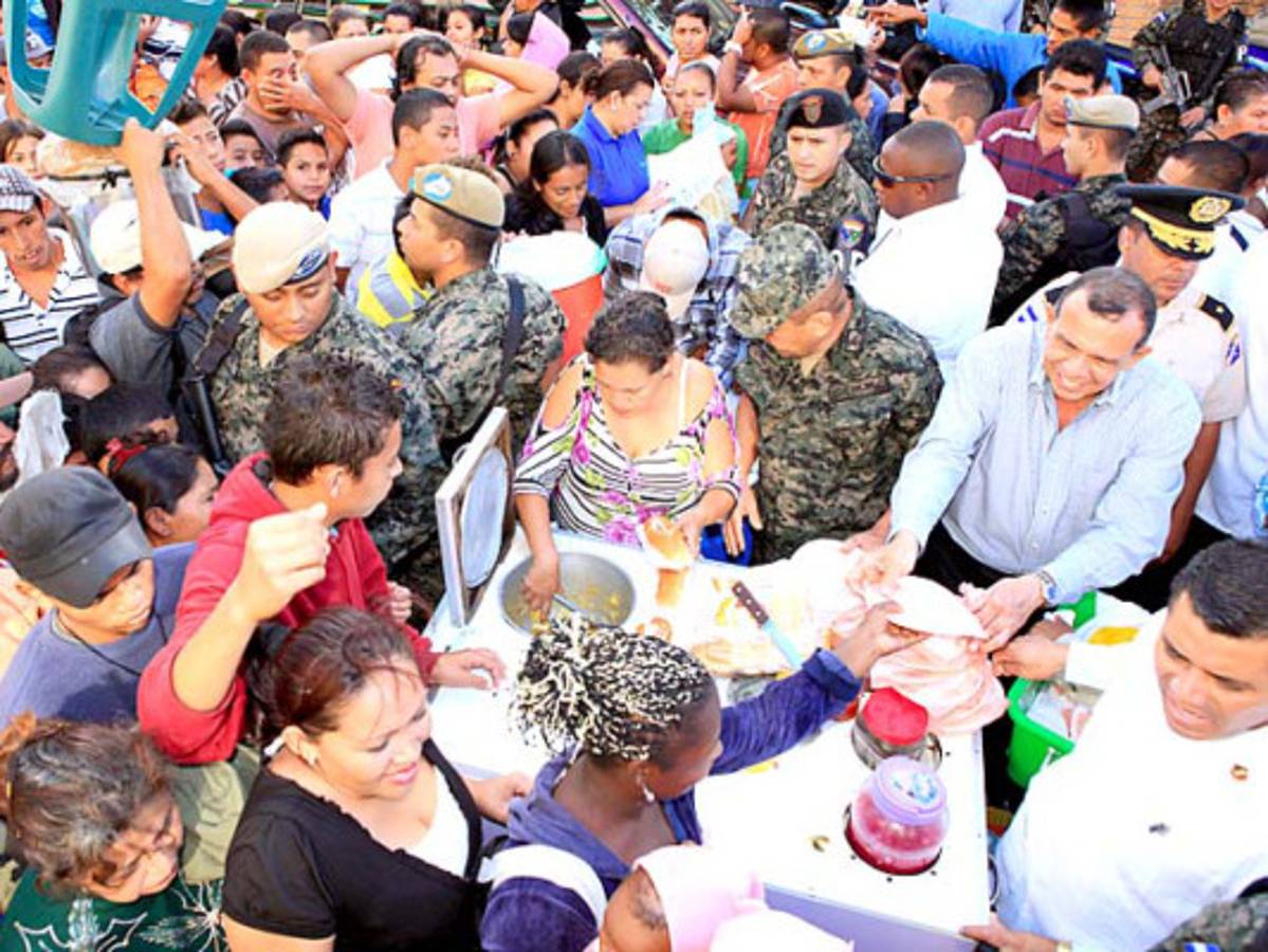 'Que las aulas no cierren jamás', pide Porfirio Lobo a maestros