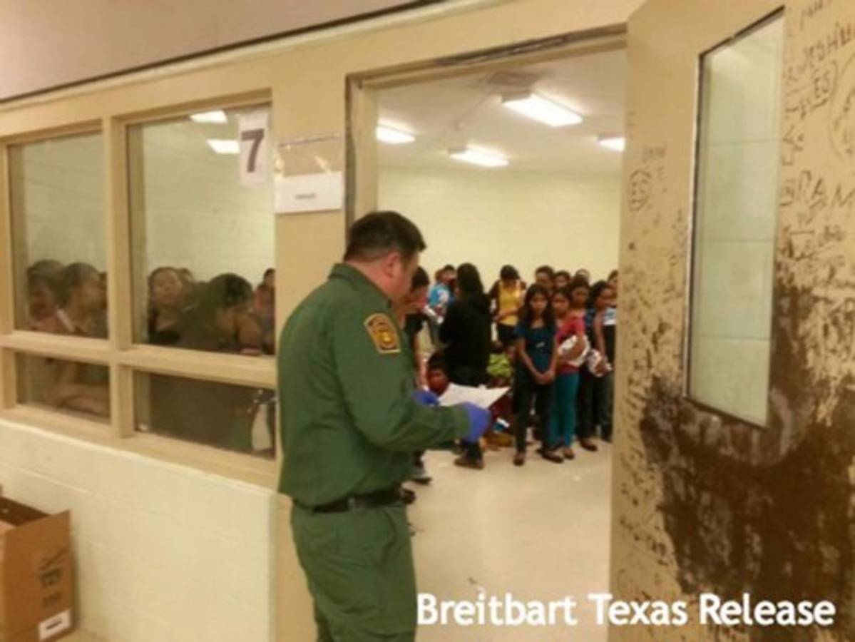 Niños inmigrantes permanecen hacinados en celdas de EUA