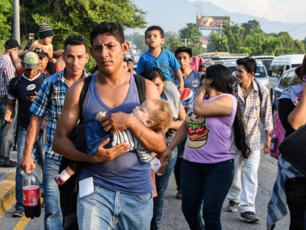 Caravana de hondureños migrantes cruzan la frontera de Guatemala