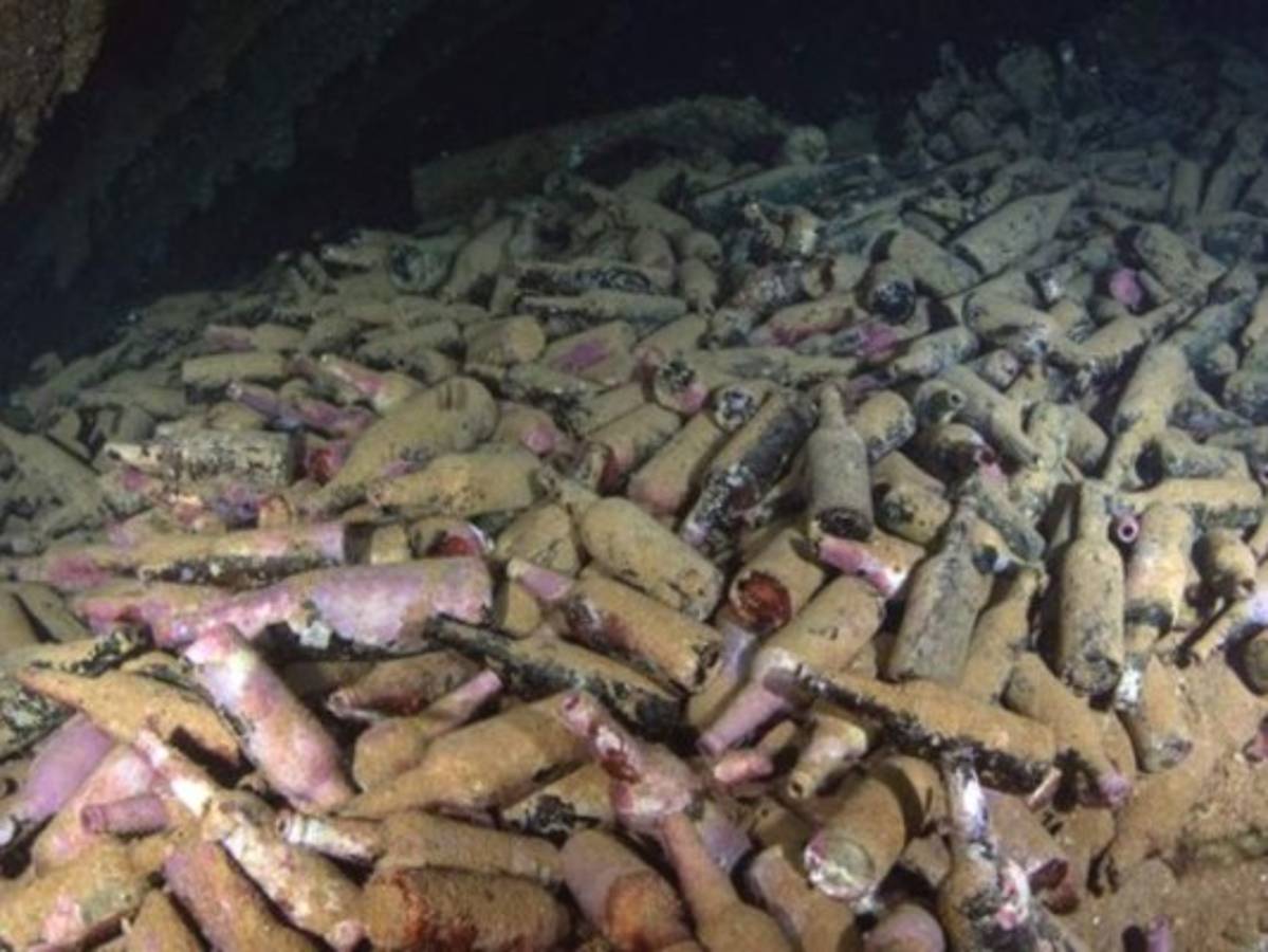 Hallan botellas de cervezas en barco hundido hace 120 años  