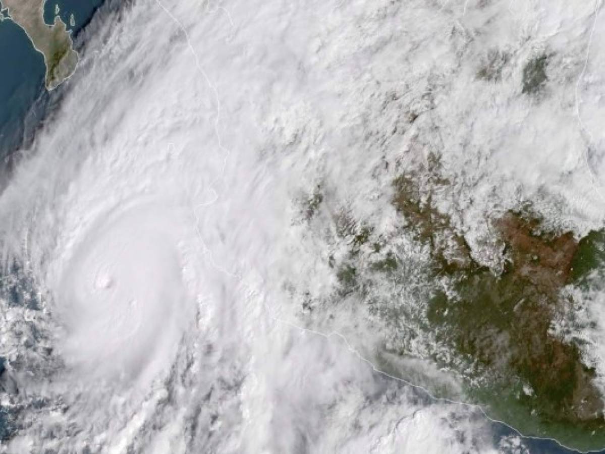 Pacífico mexicano se prepara para el embate del poderoso huracán Willa