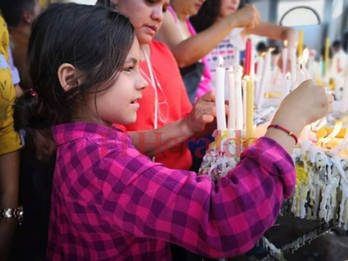 Esta pequeñita agradeció con una vela el cuidado de su madrecita, la virgen de Suyapa.