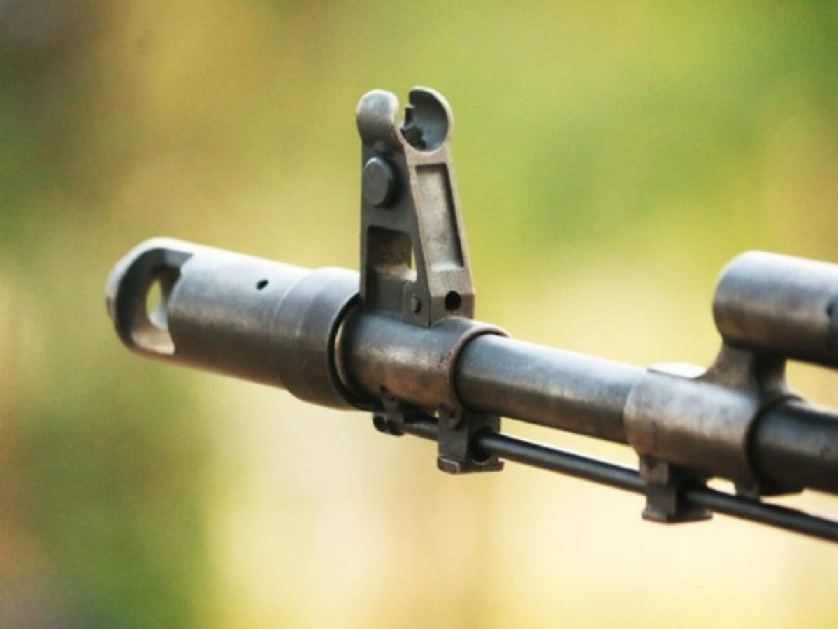 Niño dispara a su hermana; su madre limpia y vuelve al trabajo