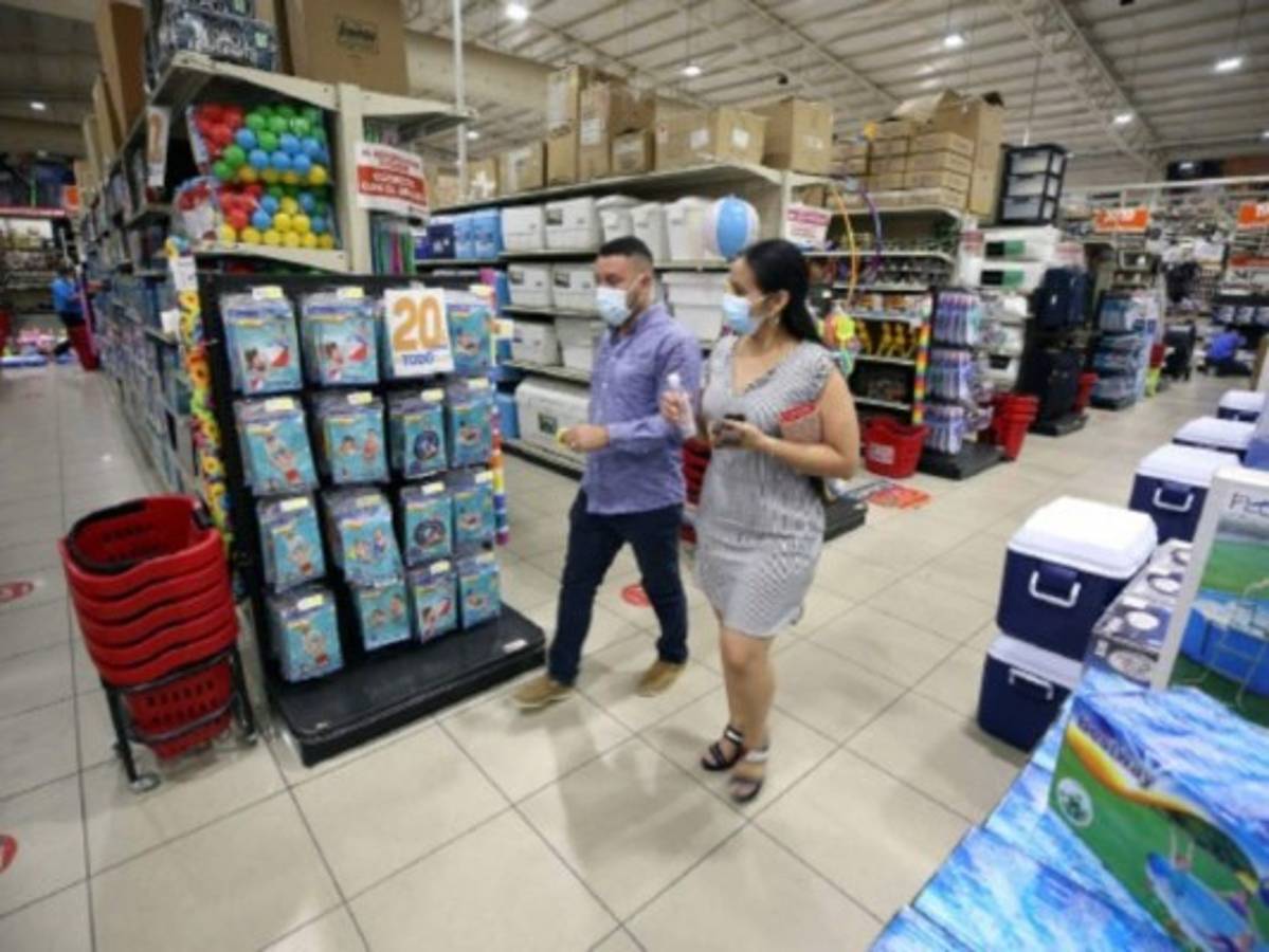 Los hondureños están buscando desde ya todos los productos que necesitarán y los pueden encontrar en las tiendas de La Mundial a nivel nacional. Foto: El Heraldo