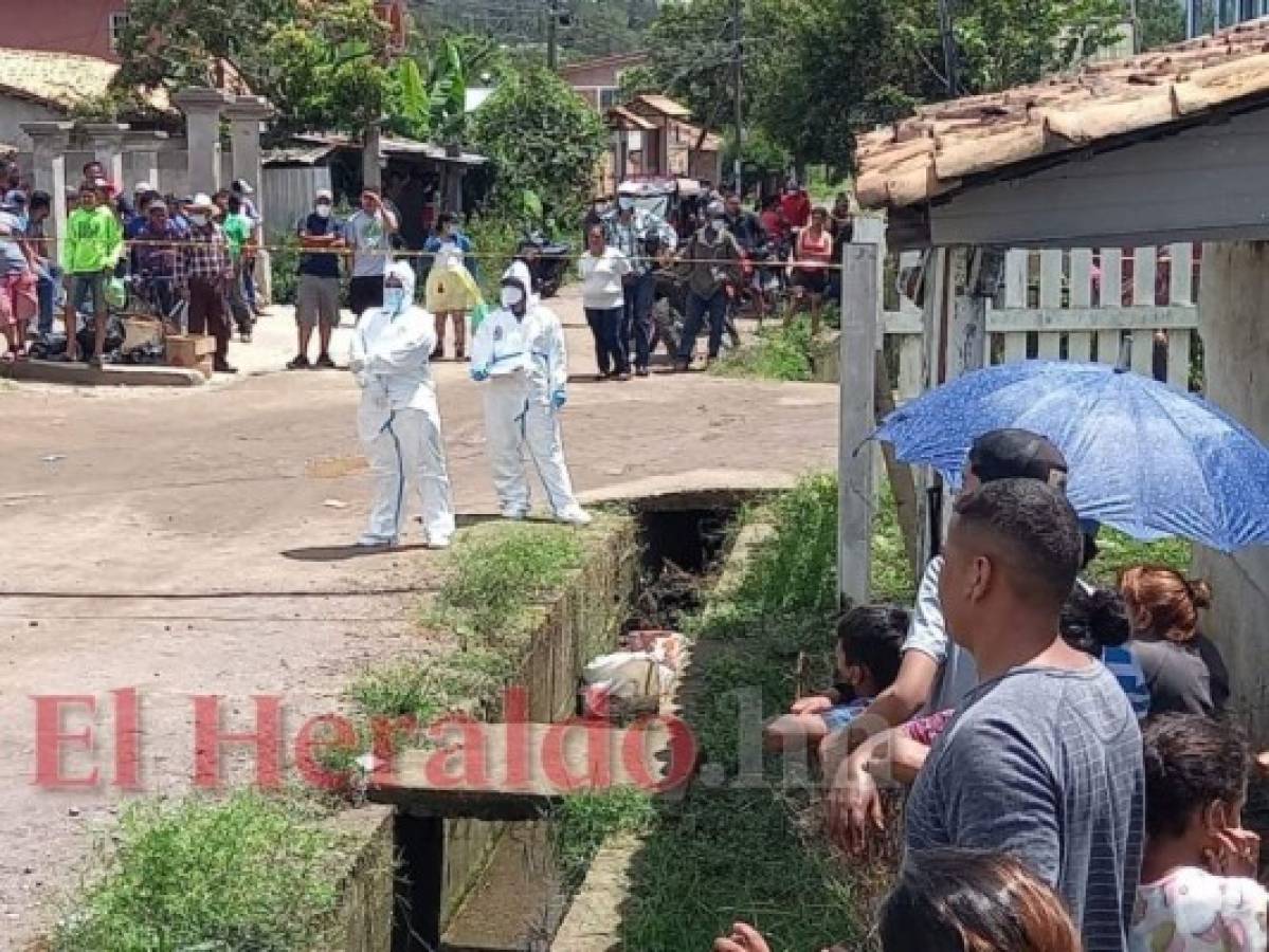 Personal de Medicina Forense previo al levantamiento el cadáver. Foto: Estalin Irías/ EL HERALDO