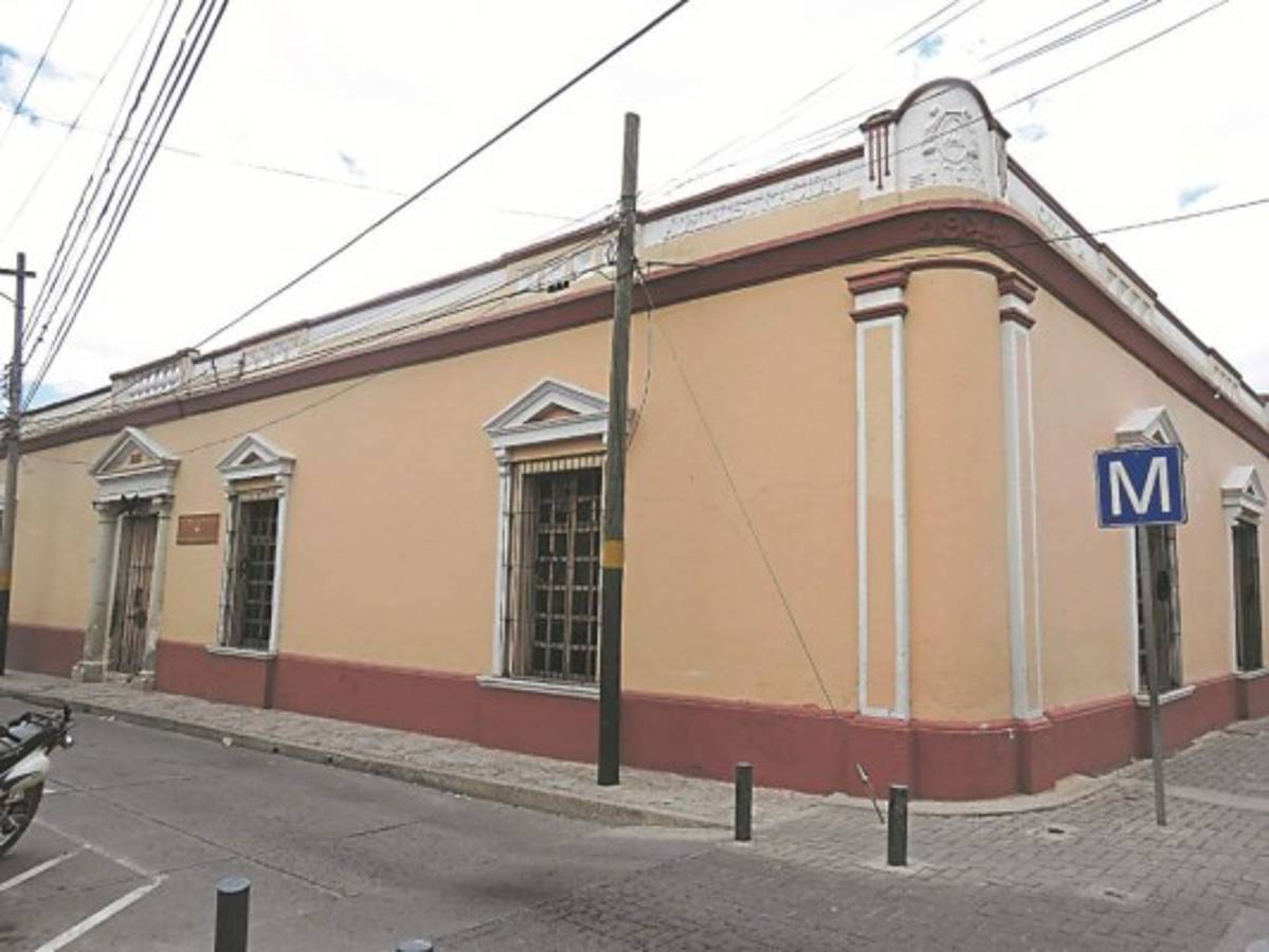 Guardianes del enigma y de la historia