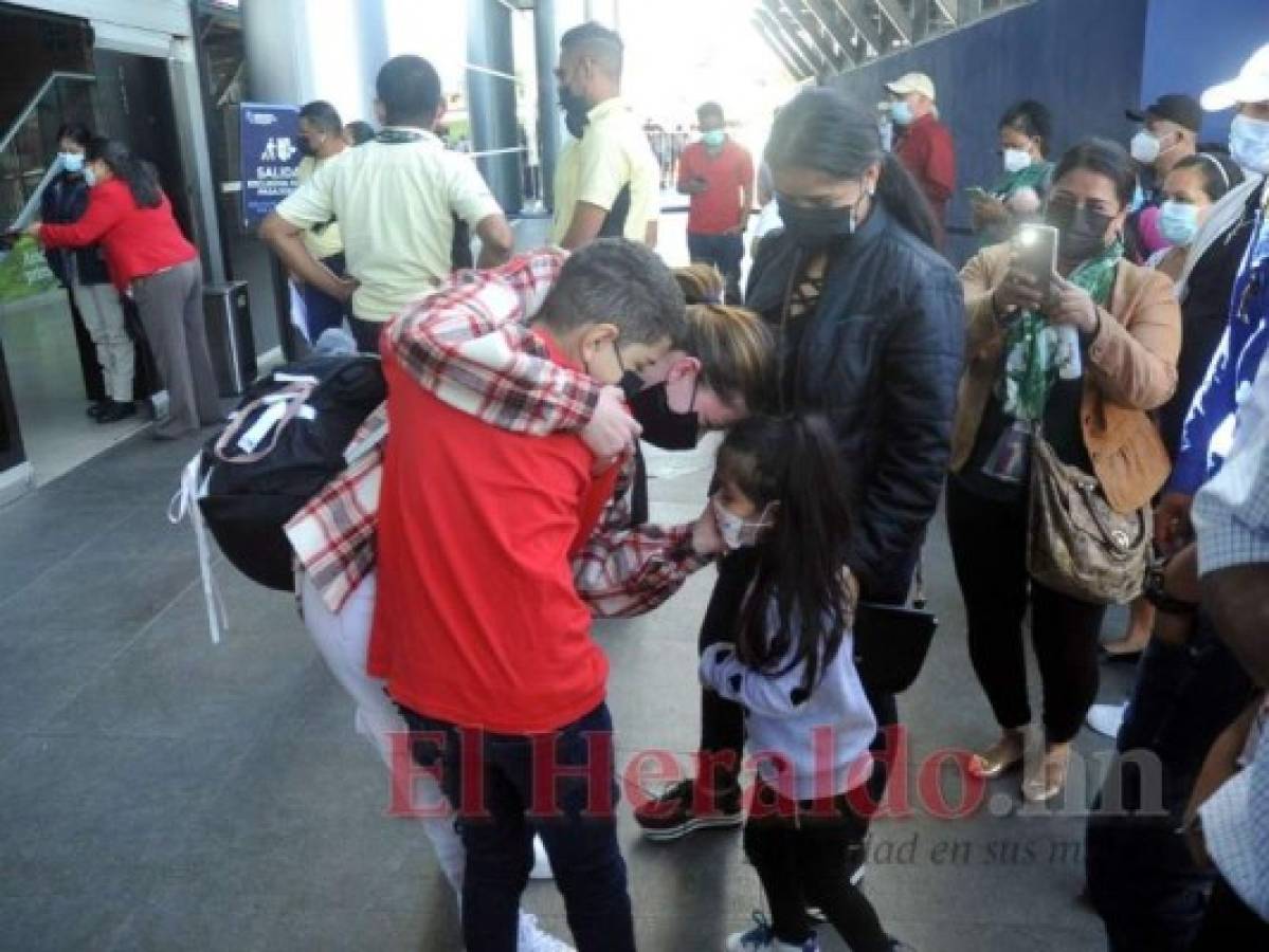 Por la pandemia amigos y familiares esperan y despiden a sus seres queridos desde las afueras de als instalaciones del aeropuerto. El lugar se llena de abrazos y lágrimas de alegría. Foto: Marvin Salgado/El Heraldo