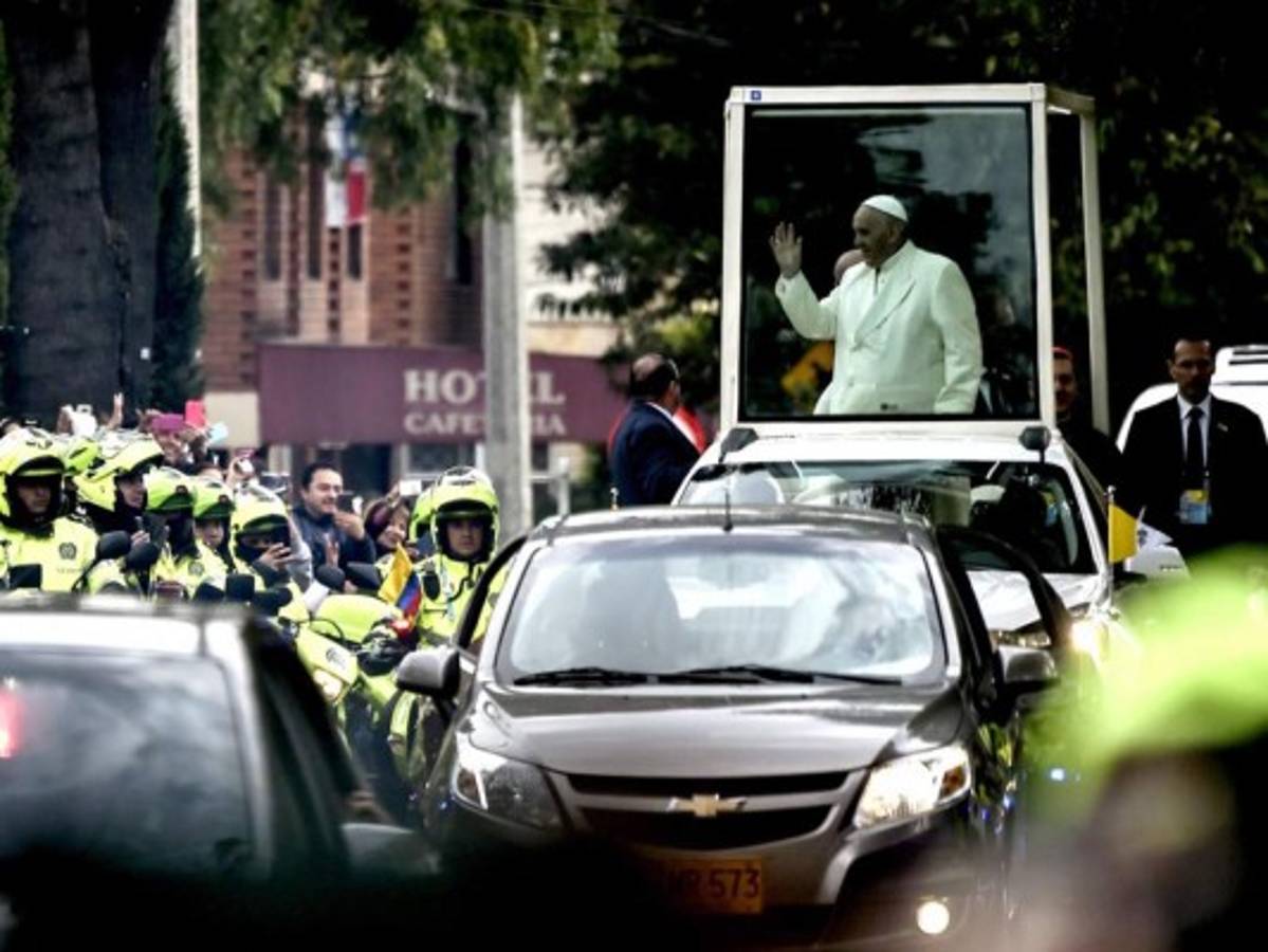 Francisco se hiere el rostro al golpearse contra el papamóvil en Colombia