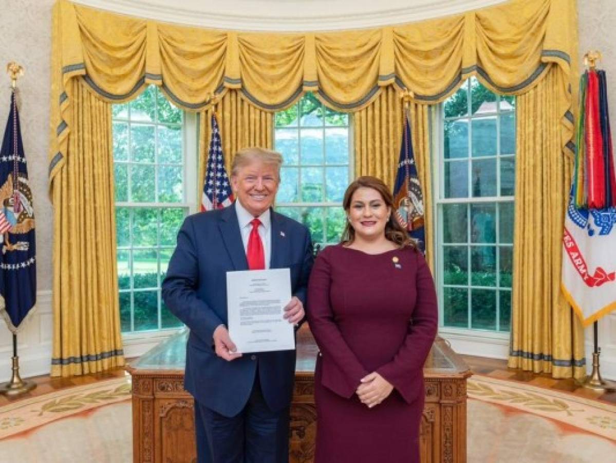Embajadora de Honduras en Washington presenta credenciales ante Trump