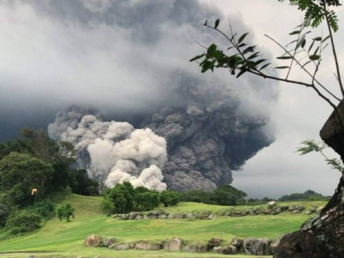 Cierran aeropuerto en Guatemala tras la explosión de volcán