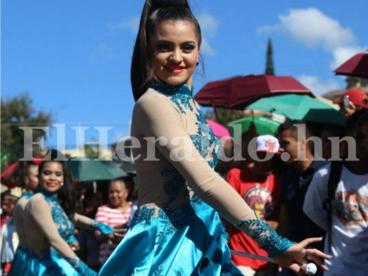 Derroche de emociones, alegría y elegancia al paso del Central Vicente Cáceres en los desfiles de Tegucigalpa
