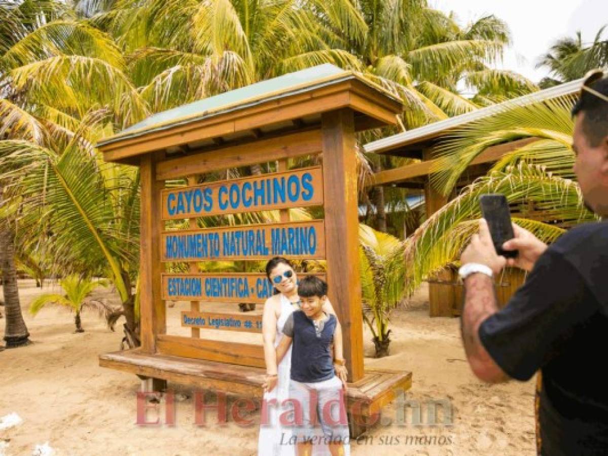 Lo primero que debe hacer cuando llegue a este destino es tomarse la respectiva foto en el rótulo que dice Cayos Cochinos, esta es la prueba de que usted visitó este edén marino. Foto: Honduras Tips.