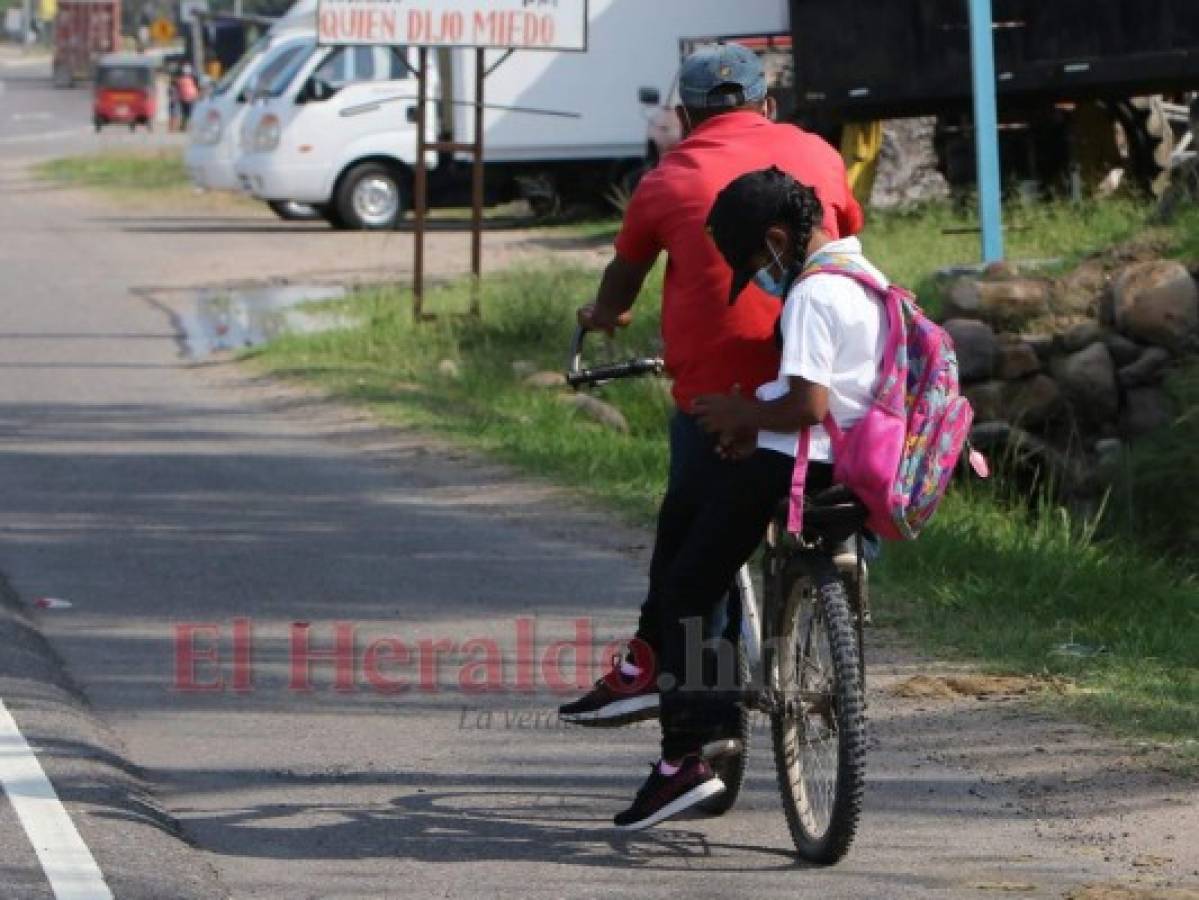 Para los padres no es un sacrificio, sino que una bendición llevar sus hijos a la escuela. Como el caso de José Santos López, a quien encontramos en la CA-5 a la altura de Las Flores, Comayagua, en ruta a la escuela de su hija. Foto: Johny Magallanes / EL HERALDO.