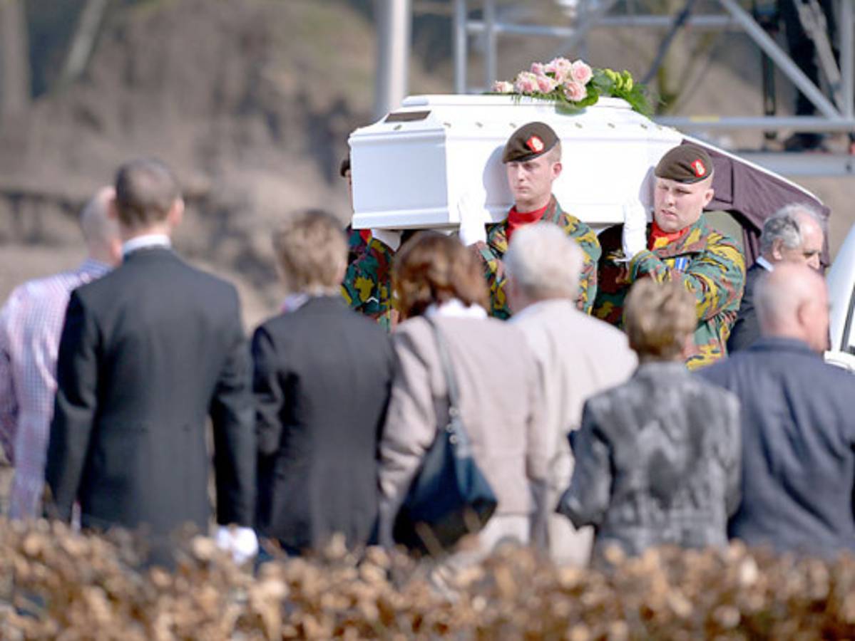 Bélgica llora la muerte de 22 niños en accidente en Suiza