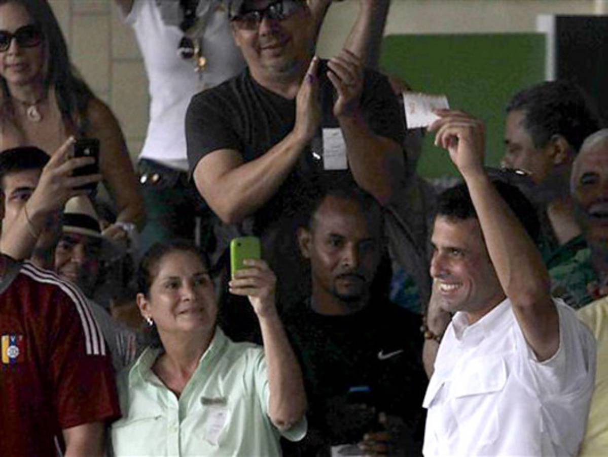 Hugo Chávez gana las elecciones presidenciales en Venezuela
