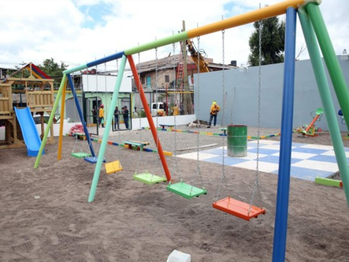 Construyen parque en Brisas del Valle