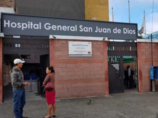 Migrante hondureña abandona a su hija en un hospital de Guatemala para continuar con la caravana