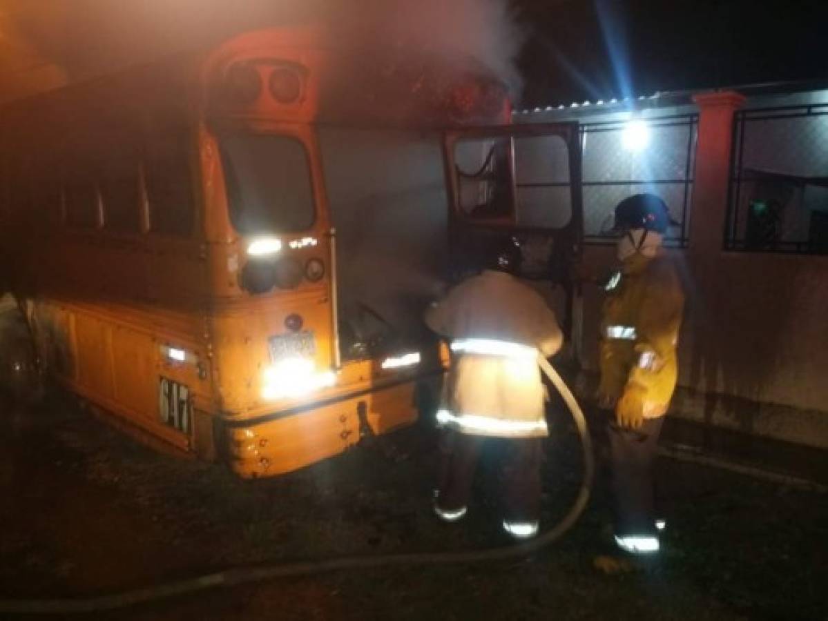 Pasajeros se salvan de morir quemados dentro de bus de ruta interurbana en Cortés