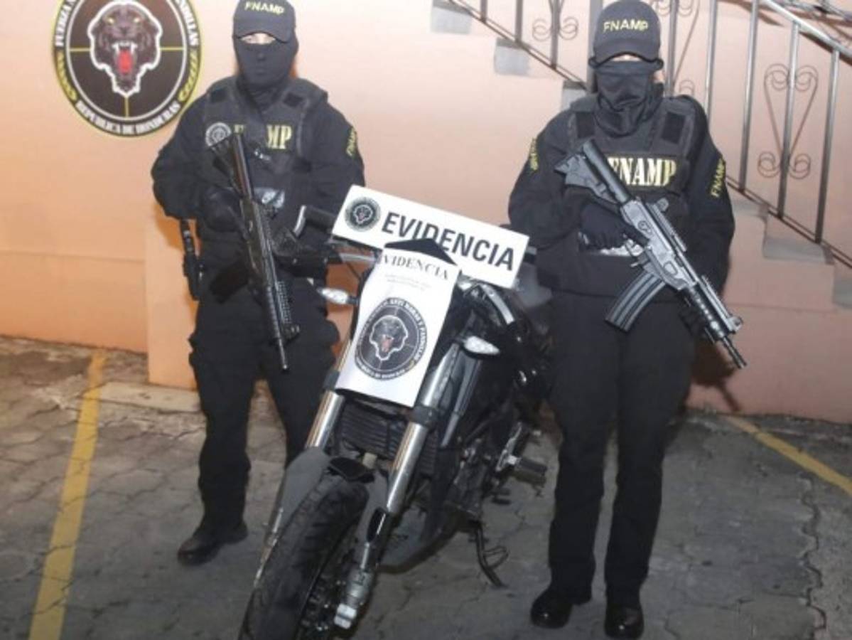Como evidencia les fue decomisada una motocicleta en la que se transportaban.