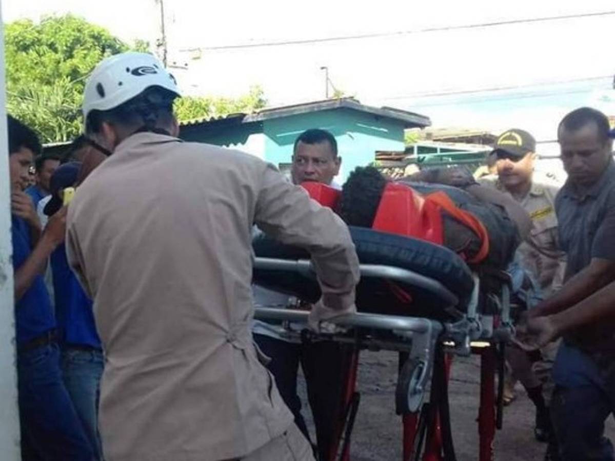 Tras el trágico incidente los heridos fueron trasladados hasta un centro asistencial para recibir atención médica de urgencia.