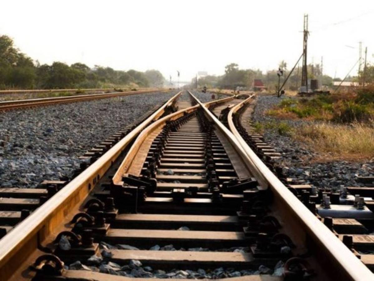 En 1953 se firma el primer contrato para la construcción del primer ferrocarril, que sería interoceánico, pero la obra nunca se concluyó en su totalidad.