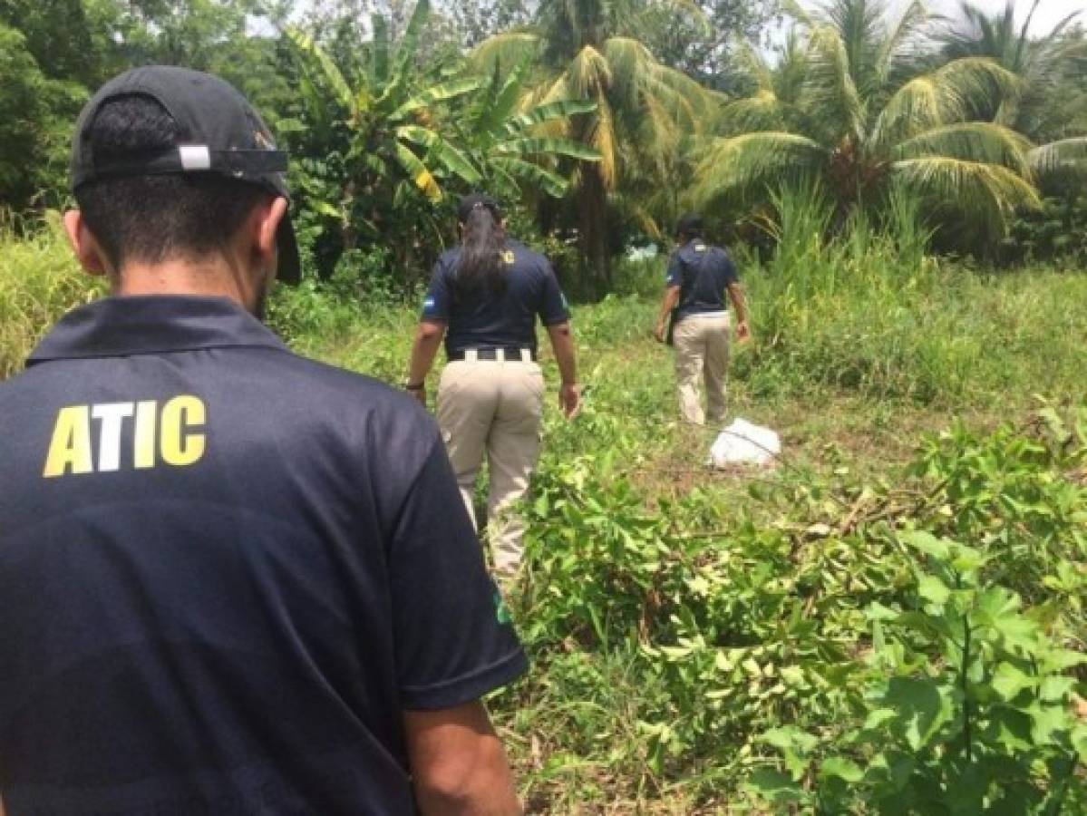 La policía recorrió la zona e hizo excavaciones en algunos puntos señalados como los posibles lugares de las fosas clandestinas.