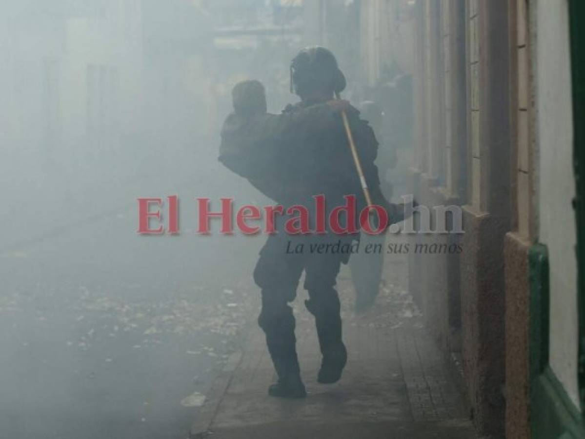 Varios personas fueron rescatadas en brazos de en medio de la zona de caos. (Foto: Emilio Flores/El Heraldo)