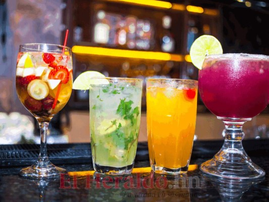 El lugar cuenta con un minibar que sirve diferentes bebidas alcohólicas. Foto: Honduras Tips.