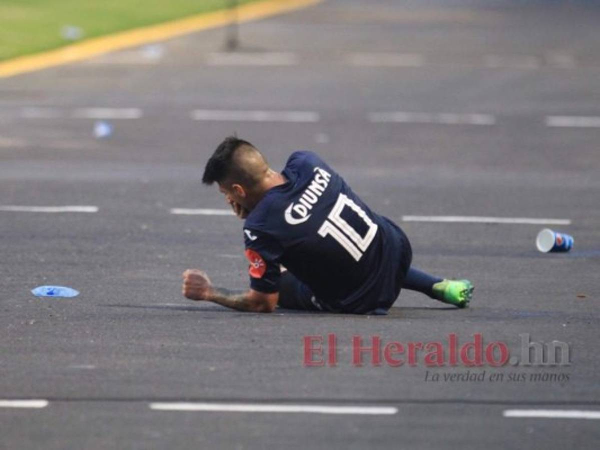 John Bodden golpeó a Matías Galvaliz afuera de la cancha   
