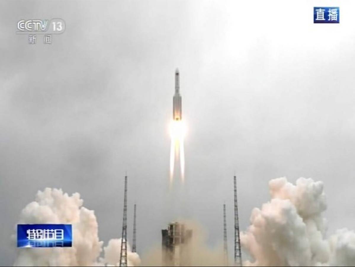 El cohete Larga Marcha 5 mantiene en vilo a muchos. Foto AP