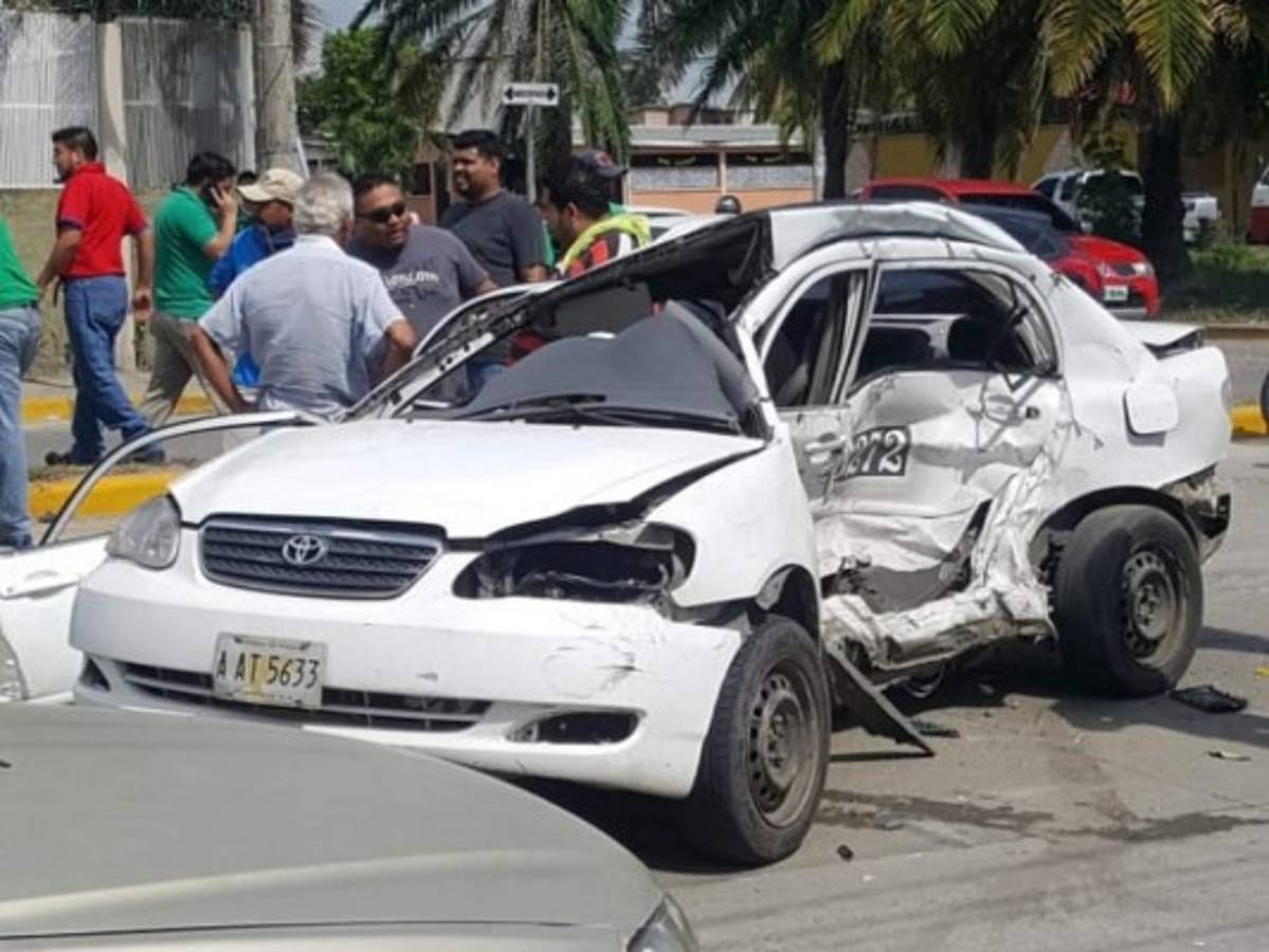 Fuerte colisión deja un muerto y cuatro personas heridas en San Pedro Sula
