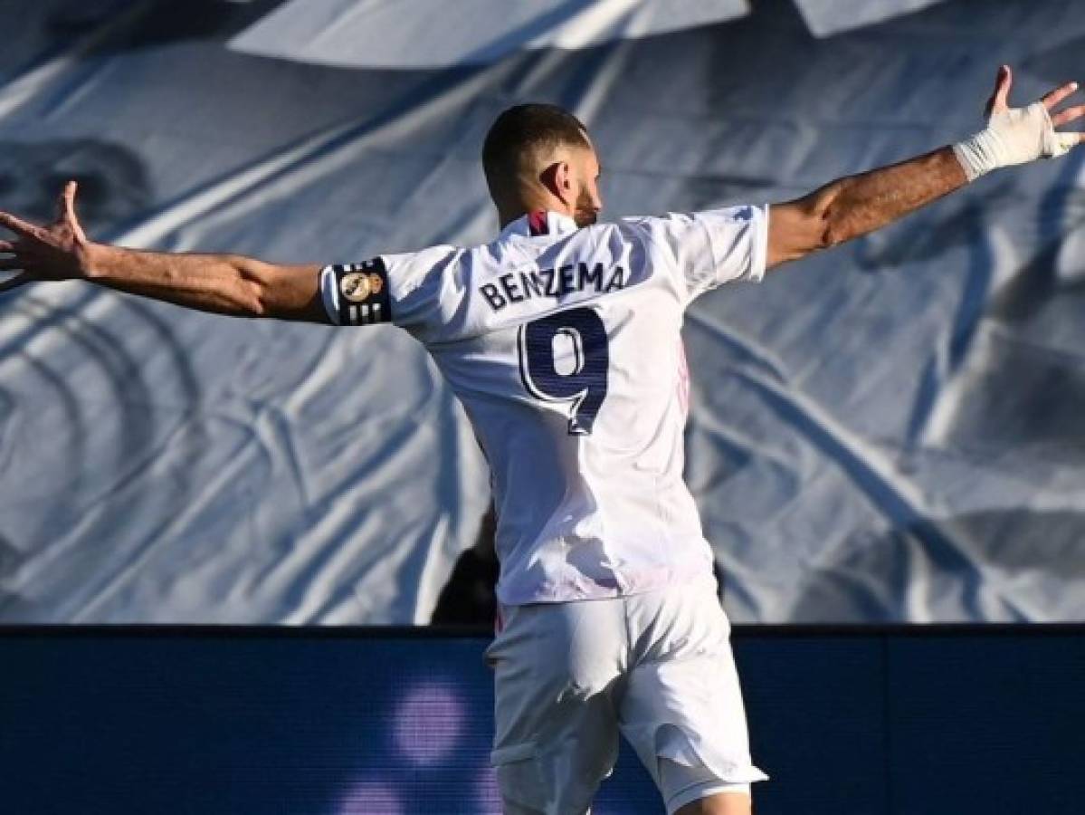 Doblete de Benzema rescata al Real Madrid ante el Elche