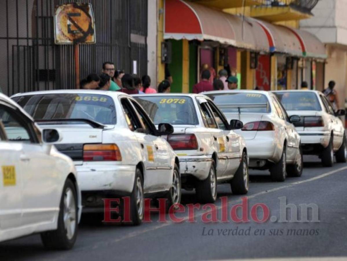 Taxistas anuncian protestas a nivel nacional por aumento al precio de los combustibles
